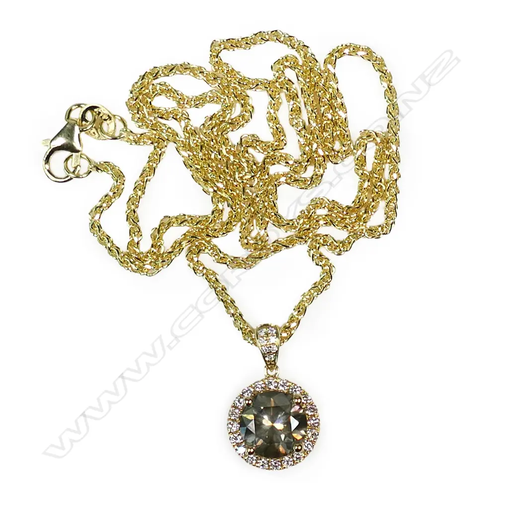 An 18ct gold and diamond pendant, Image 1++