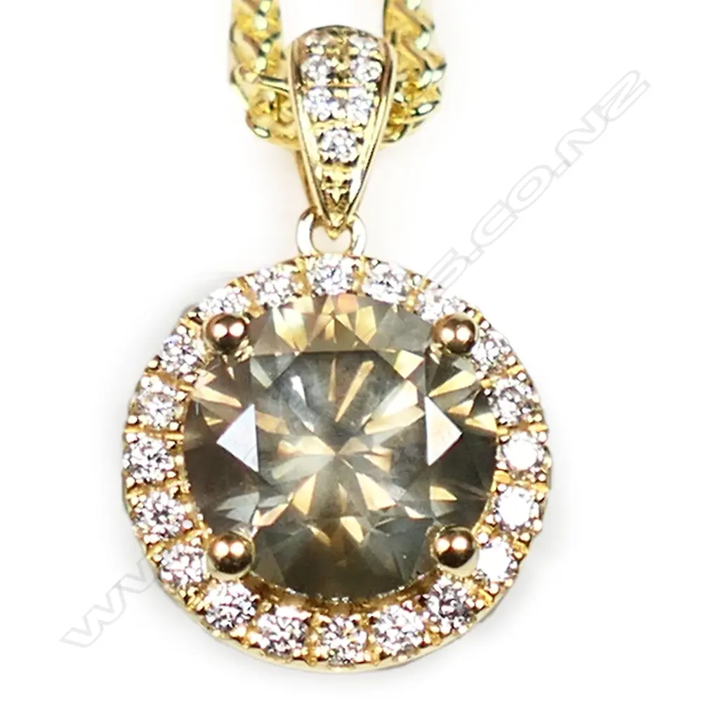 An 18ct gold and diamond pendant, Image 1++