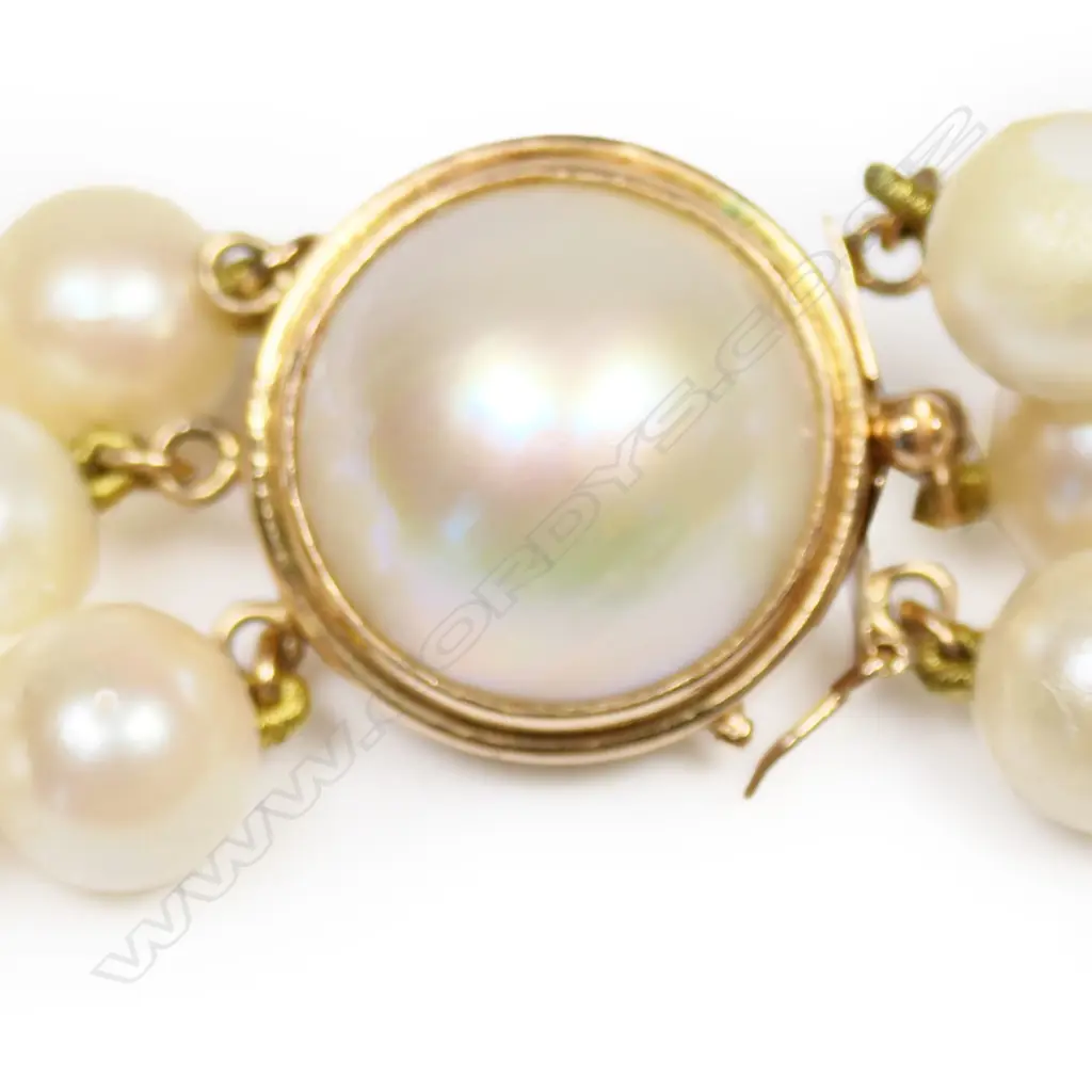 A three-strand pearl choker, Image 1++