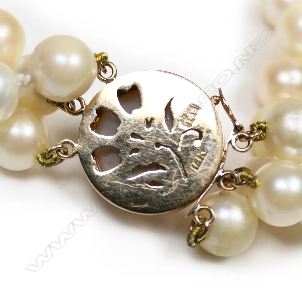 A three-strand pearl choker, Image 1++