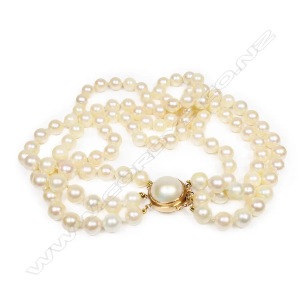 A three-strand pearl choker, Image 1++