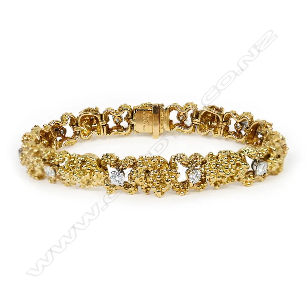 An 18ct gold and diamond bracelet, Image 1++