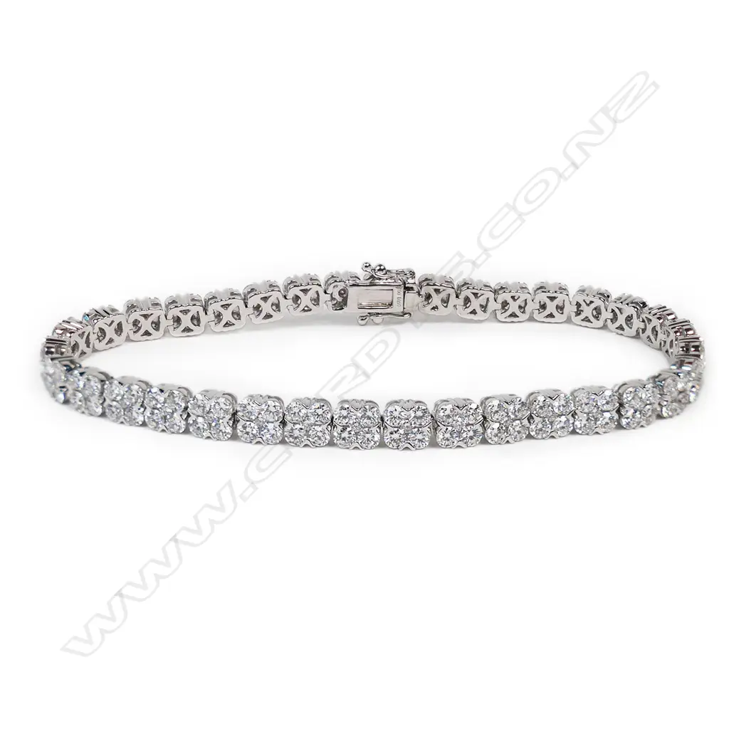 An 18ct white gold and diamond bracelet, Image 1++
