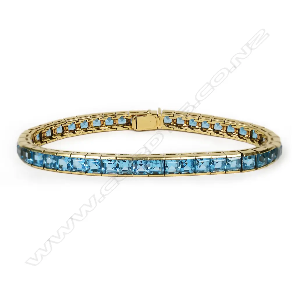 An 18ct gold and blue topaz tennis bracelet, Image 1++