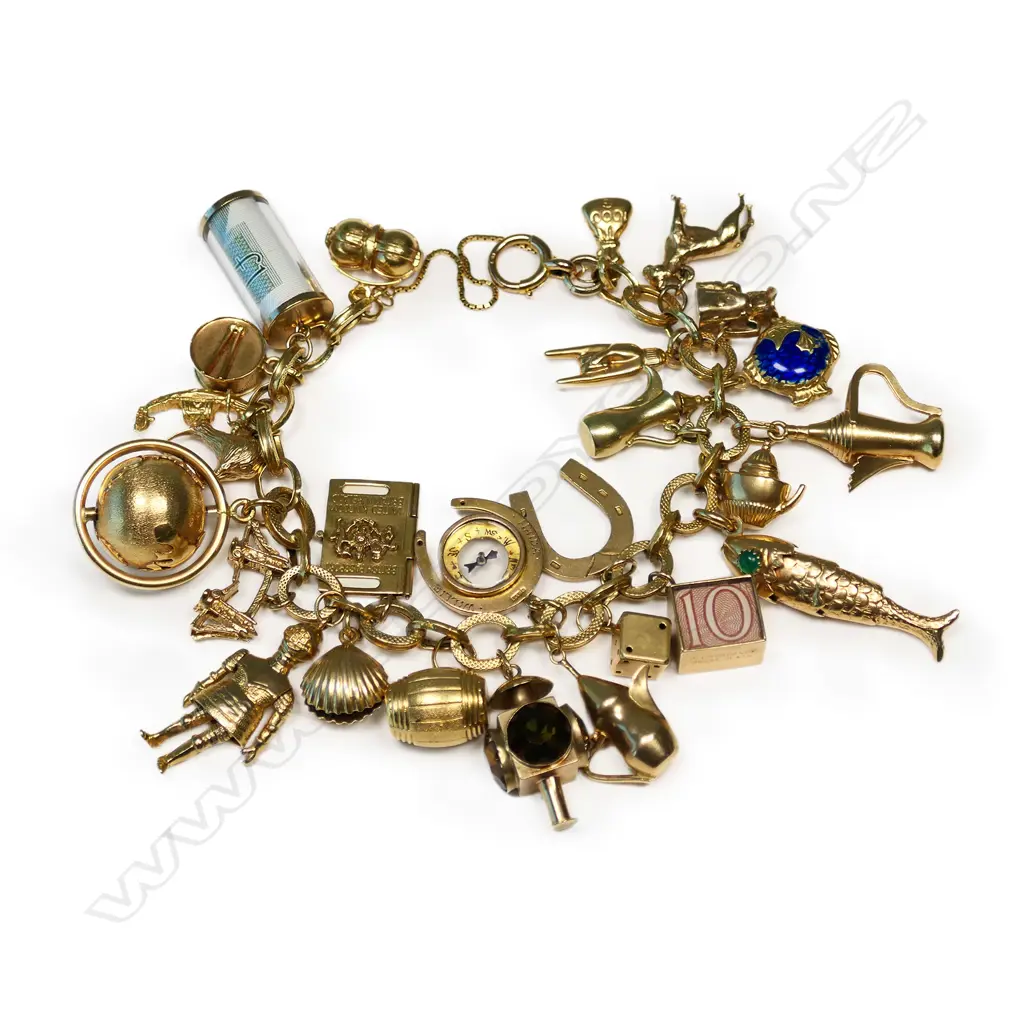 An impressive 26 gold charm 9ct gold charm bracelet, Image 1++