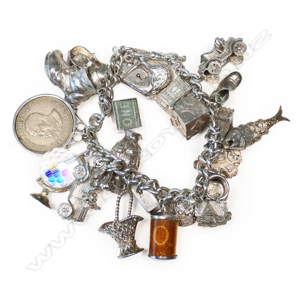 A good vintage 21 charm silver bracelet, Image 1++