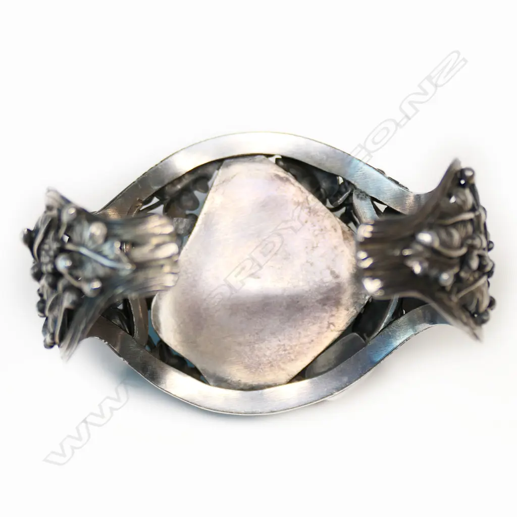 A vintage silver Arts and Crafts style cuff, Image 1++