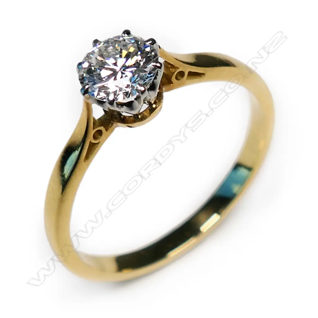 An estate18ct gold and diamond solitaire ring, Image 1++