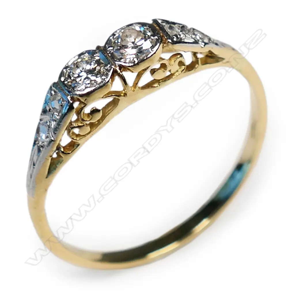 An 18ct gold and diamond estate ring, Image 1++