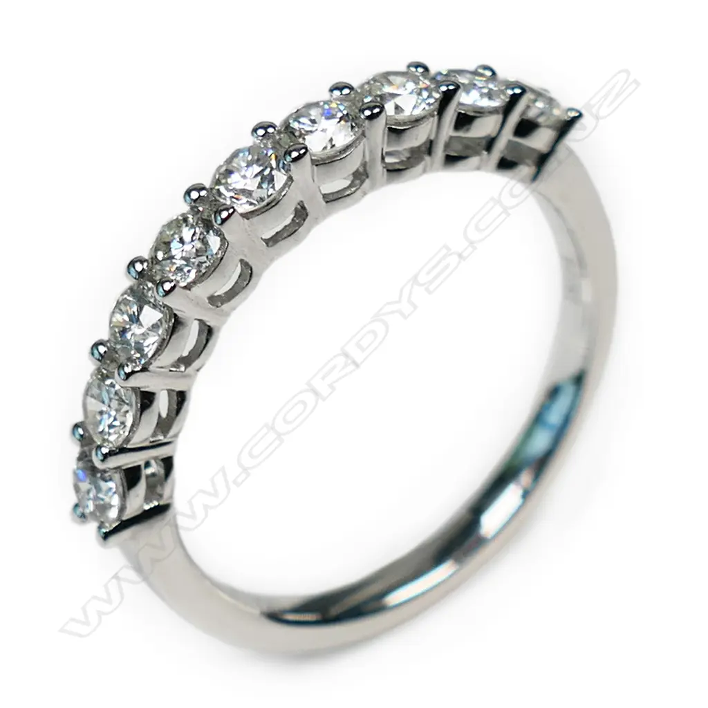 An 18ct white gold and diamond ring, Image 1++