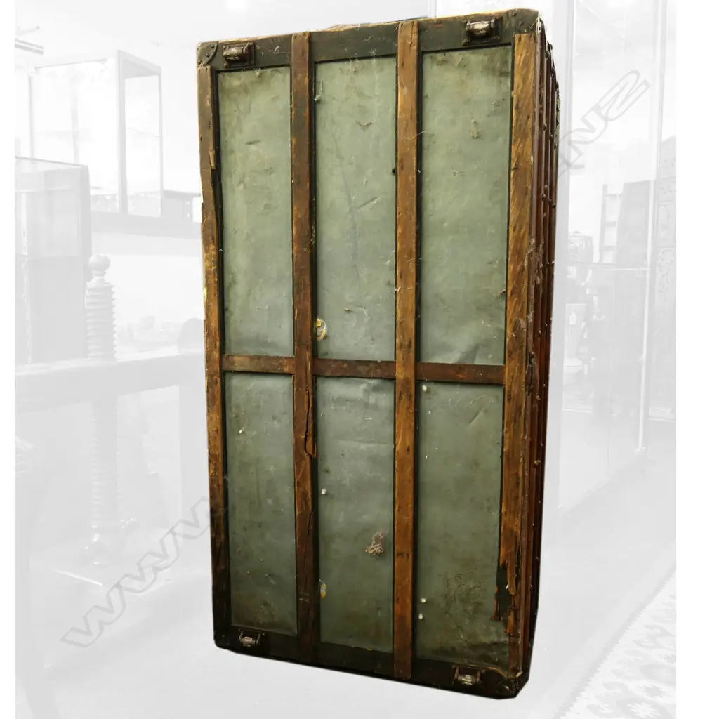 A large vintage Louis Vuitton steamer trunk, Image 1++