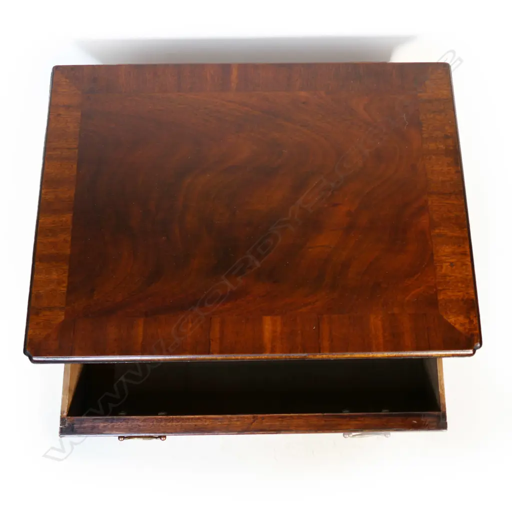 A quality Georgian style flame mahogany lowboy, Image 1++
