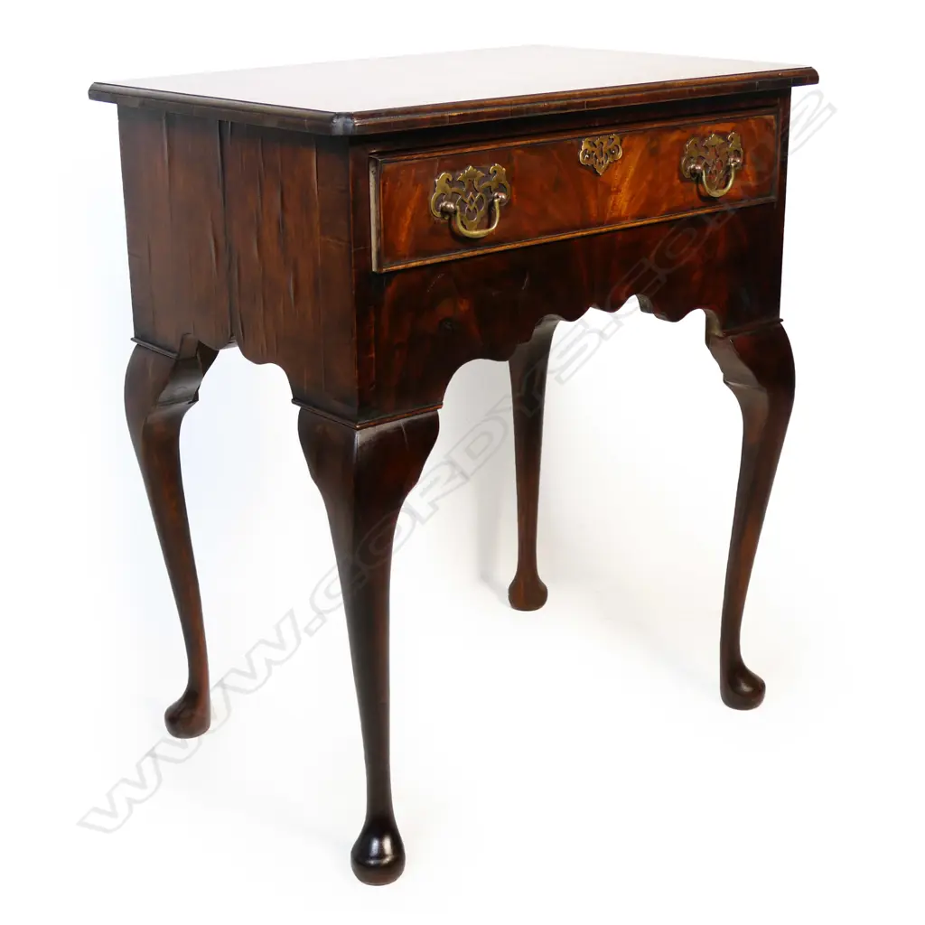A quality Georgian style flame mahogany lowboy, Image 1++
