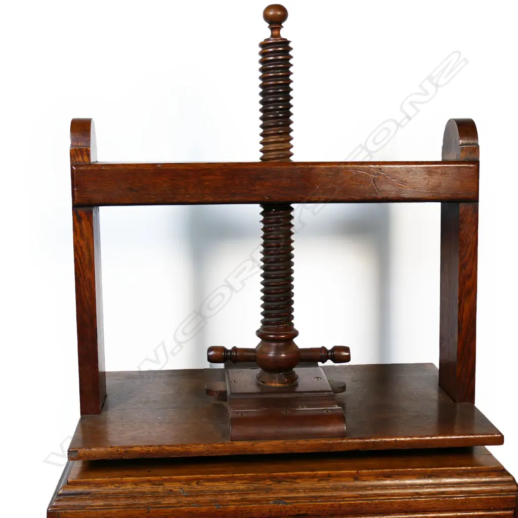 A Georgian oak book press chest of drawers, Image 1++