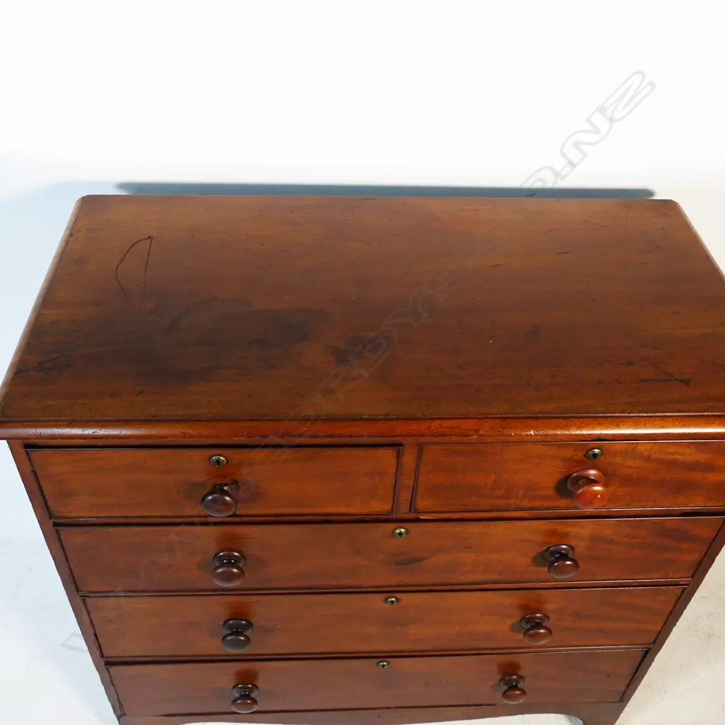 A Victorian mahogany flat front five drawer chest, Image 1++
