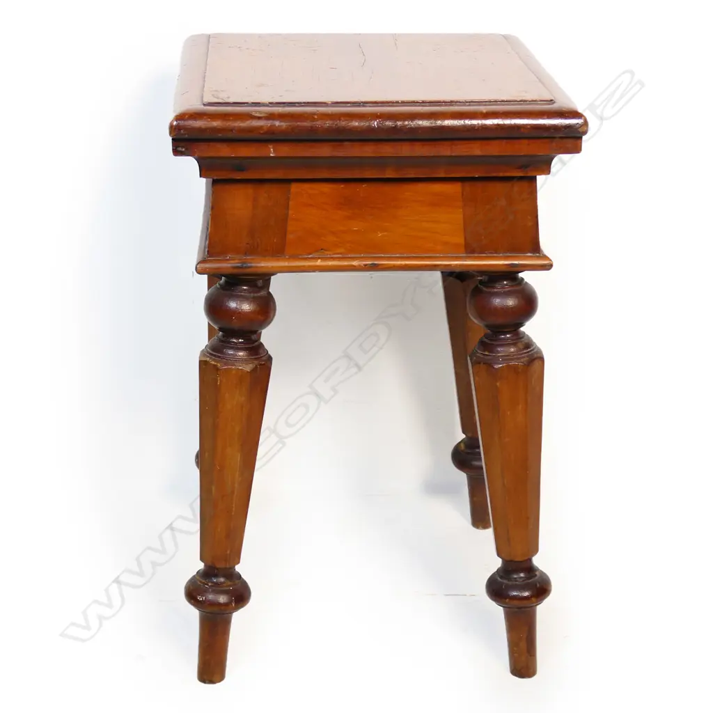 A New Zealand colonial Winks & Hall (Auckland) kauri side table, Image 1++