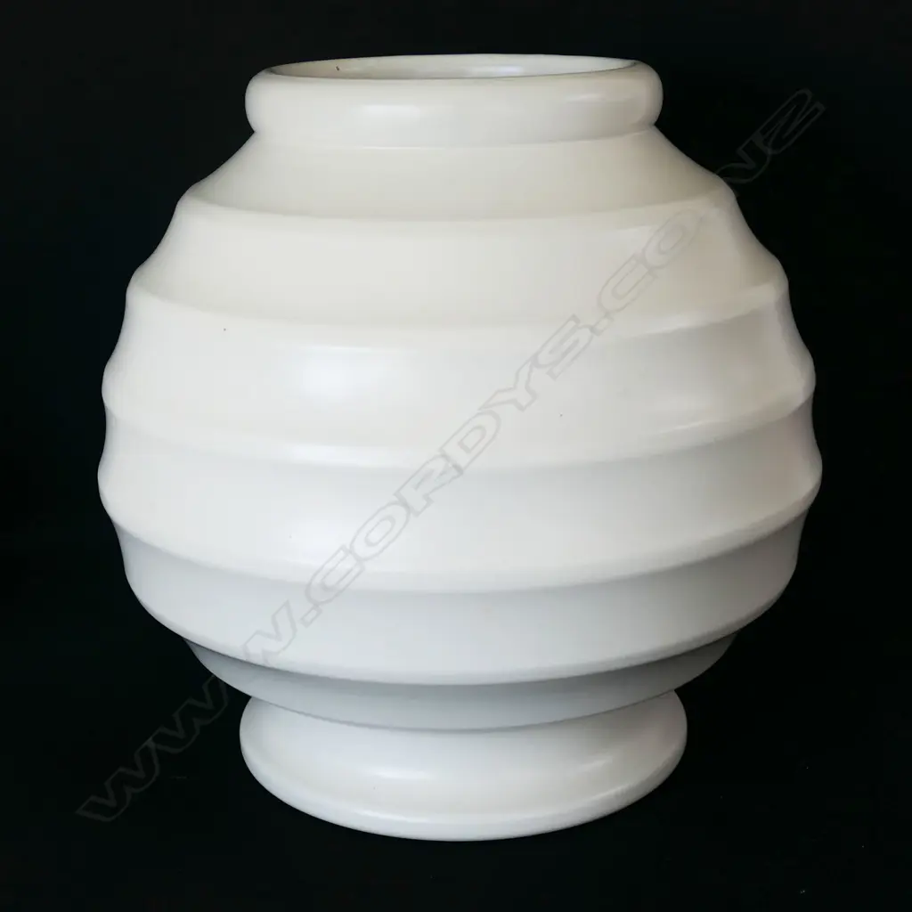 A large hand potted Crown Lynn vase, Image 1++
