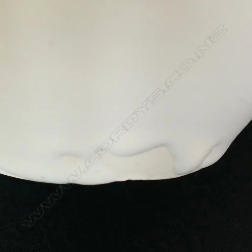 A hand potted white Crown Lynn vase, Image 1++