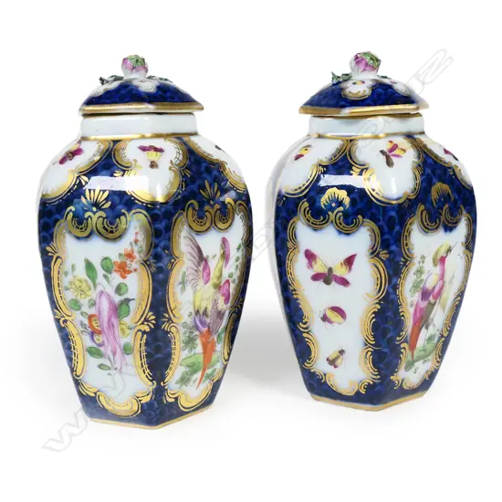 A pair of 18thC Worcester style small lidded jars,