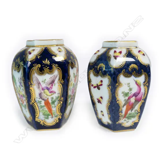 A pair of 18thC Worcester style small  jars,