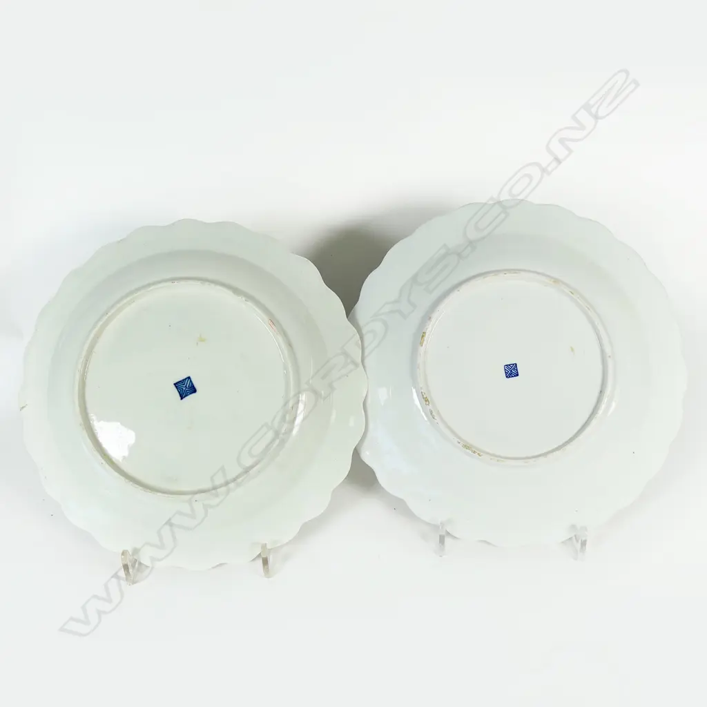 A pair of 18thC Worcester hand painted plates, Image 1++