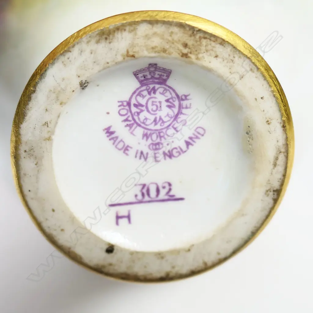 A Royal Worcester Highland cattle vase, Image 1++