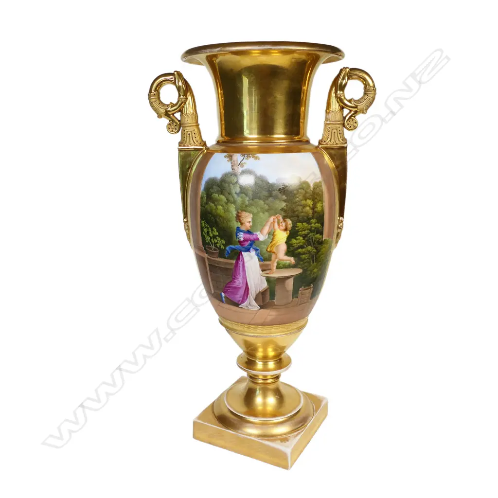 A large and impressive heavily gilded urn, Image 1++