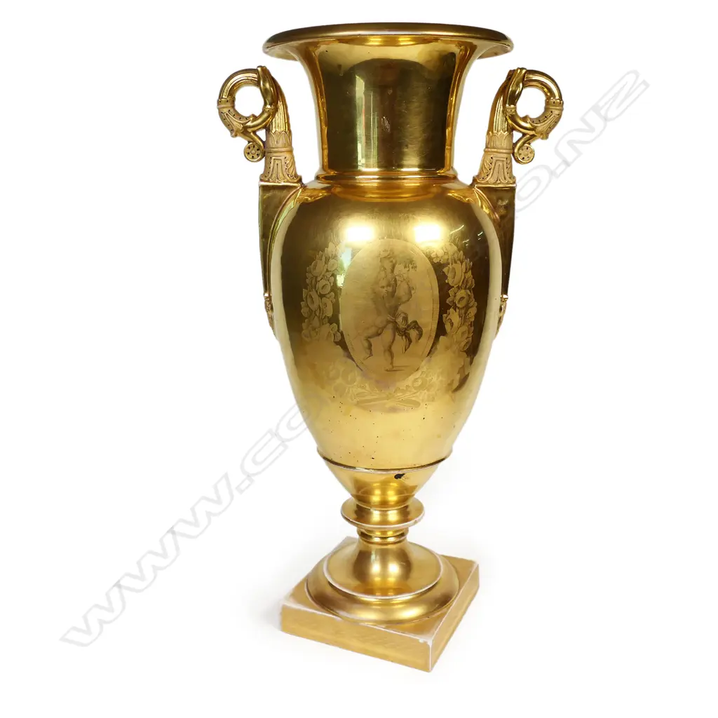 A large and impressive heavily gilded urn, Image 1++