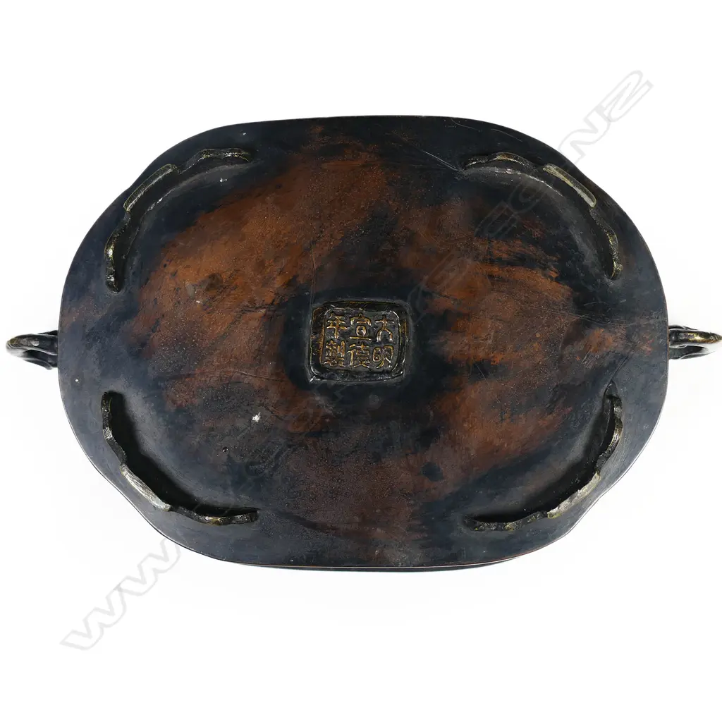 A Chinese bronze incense burner, Image 1++