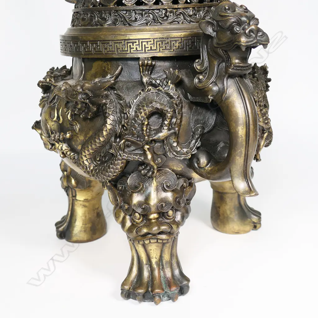 A large an impressive Oriental bronze incense burner, Image 1++
