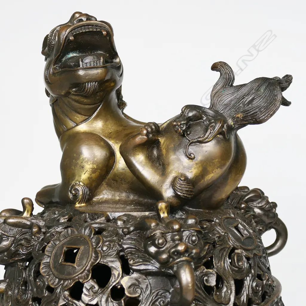 A large an impressive Oriental bronze incense burner, Image 1++