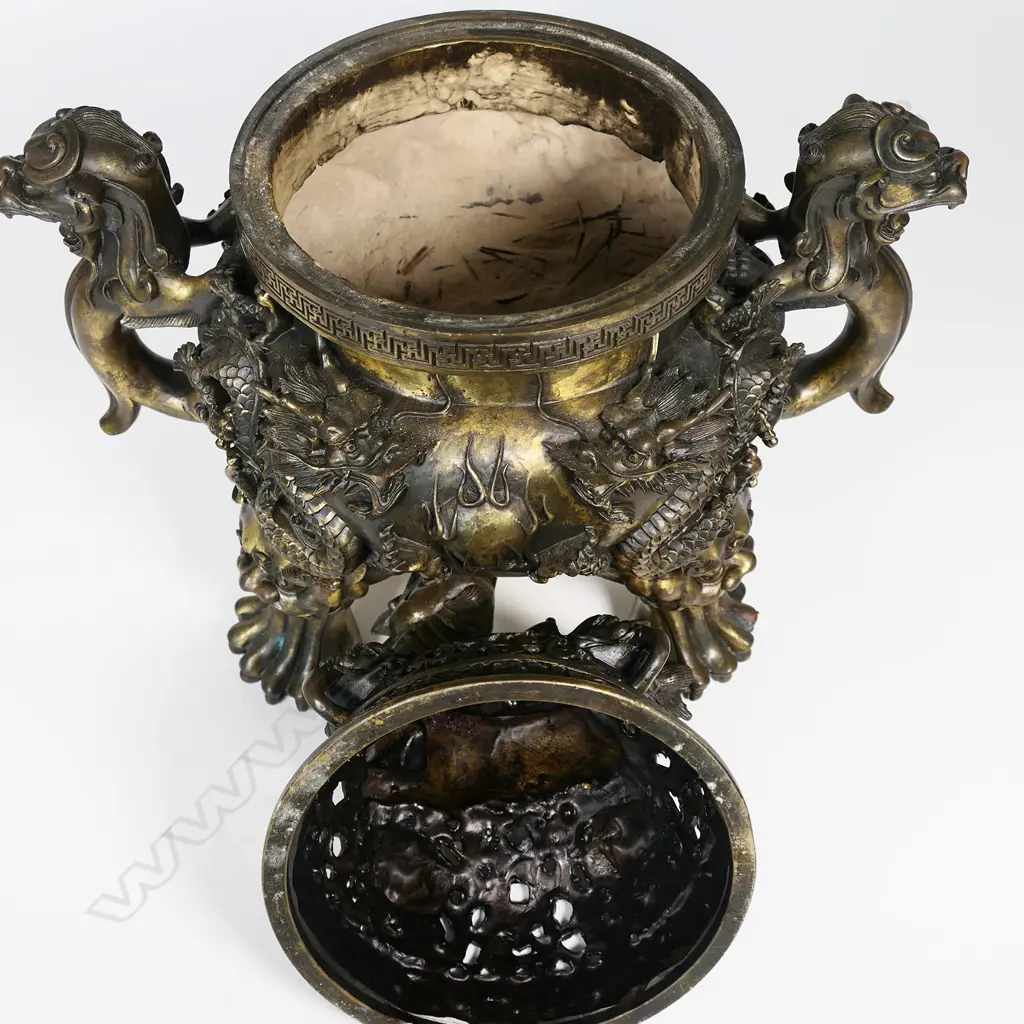A large an impressive Oriental bronze incense burner, Image 1++