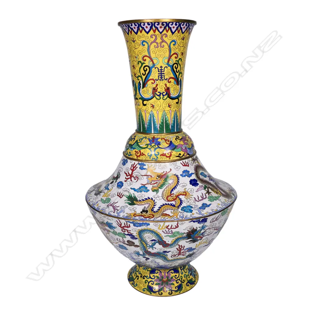 An impressive large Chinese cloisonne vase, Image 1++