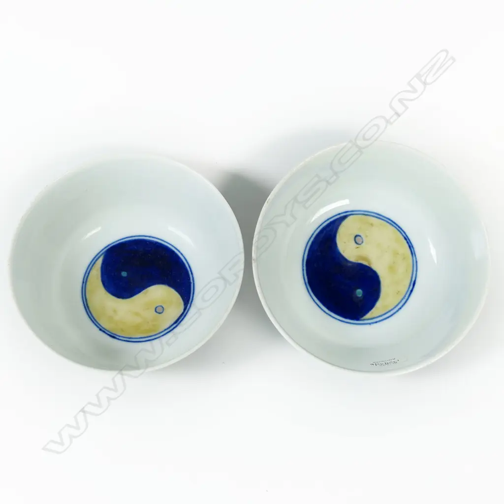 A pair of Chinese doucai bowls, Image 1++