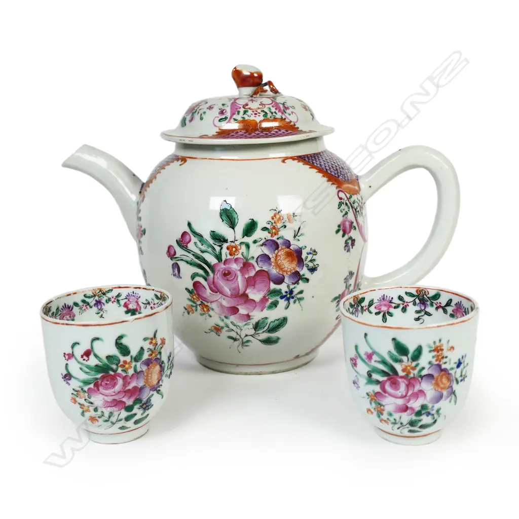 18th/19thC Chinese famille rose porcelain teapot and pair of matching cups, Image 1++