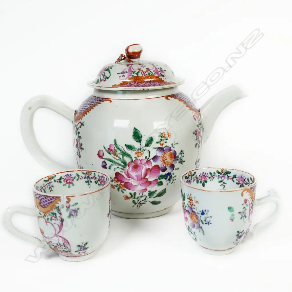 18th/19thC Chinese famille rose porcelain teapot and pair of matching cups, Image 1++