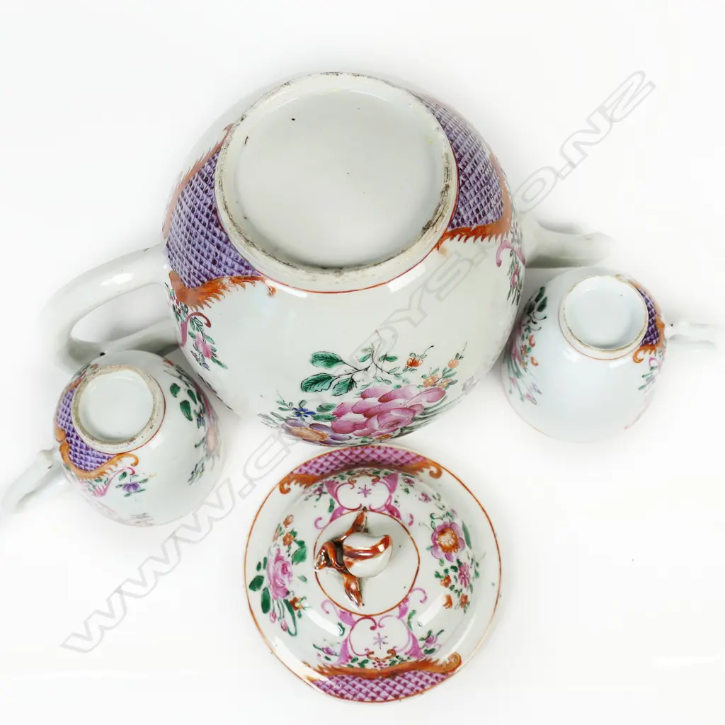 18th/19thC Chinese famille rose porcelain teapot and pair of matching cups, Image 1++
