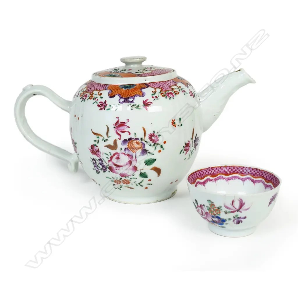 Late 18thC Chinese famille rose teapot and matching tea bowl, Image 1++