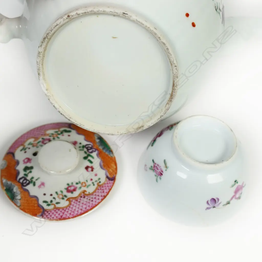 Late 18thC Chinese famille rose teapot and matching tea bowl, Image 1++