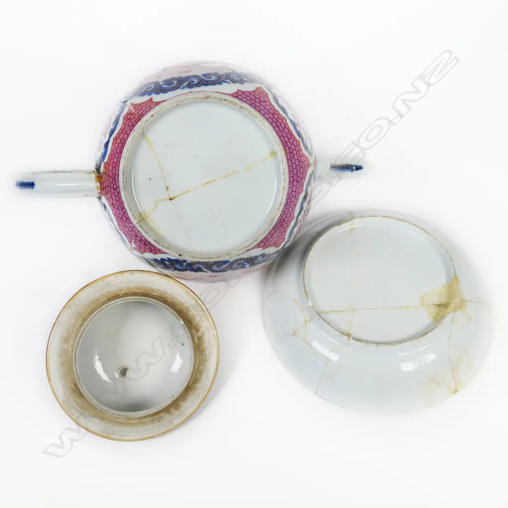 Late 18thC Chinese famille rose teapot and saucer dish, Image 1++