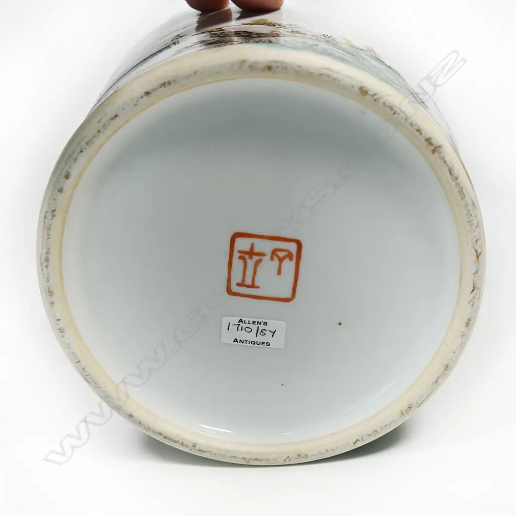 A Chinese porcelain brush pot, Image 1++
