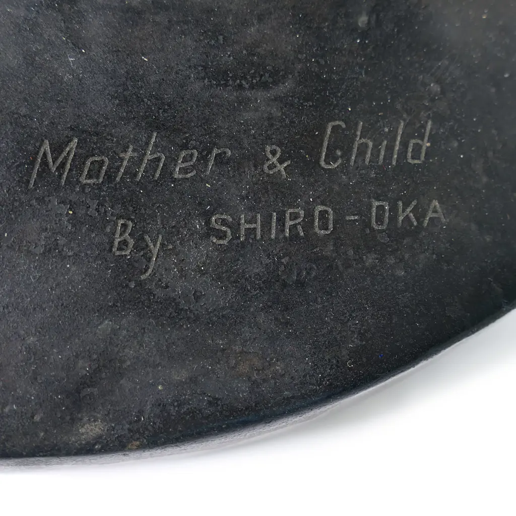 A large vintage Japanese bronze figure 'Mother and Child', Image 1++