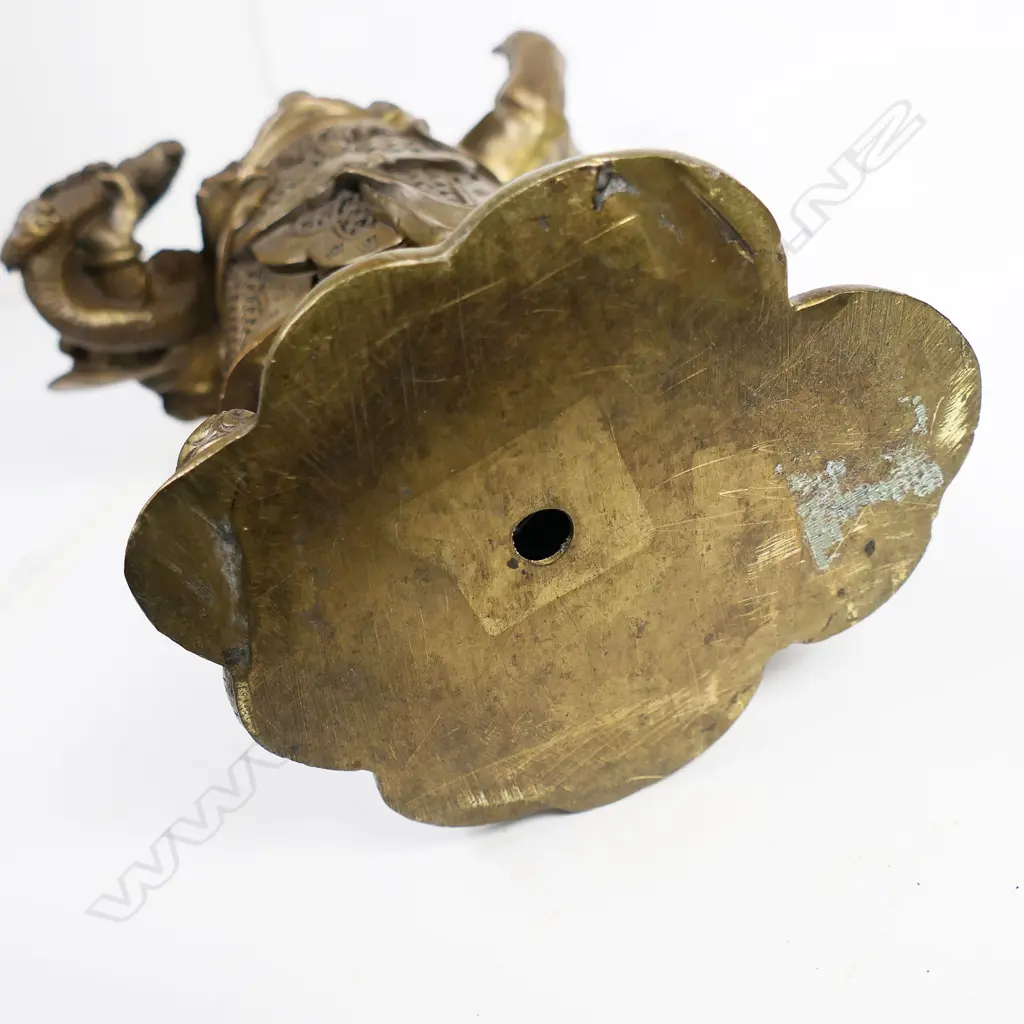 An old Japanese finely cast bronze figure of a Deity, Image 1++