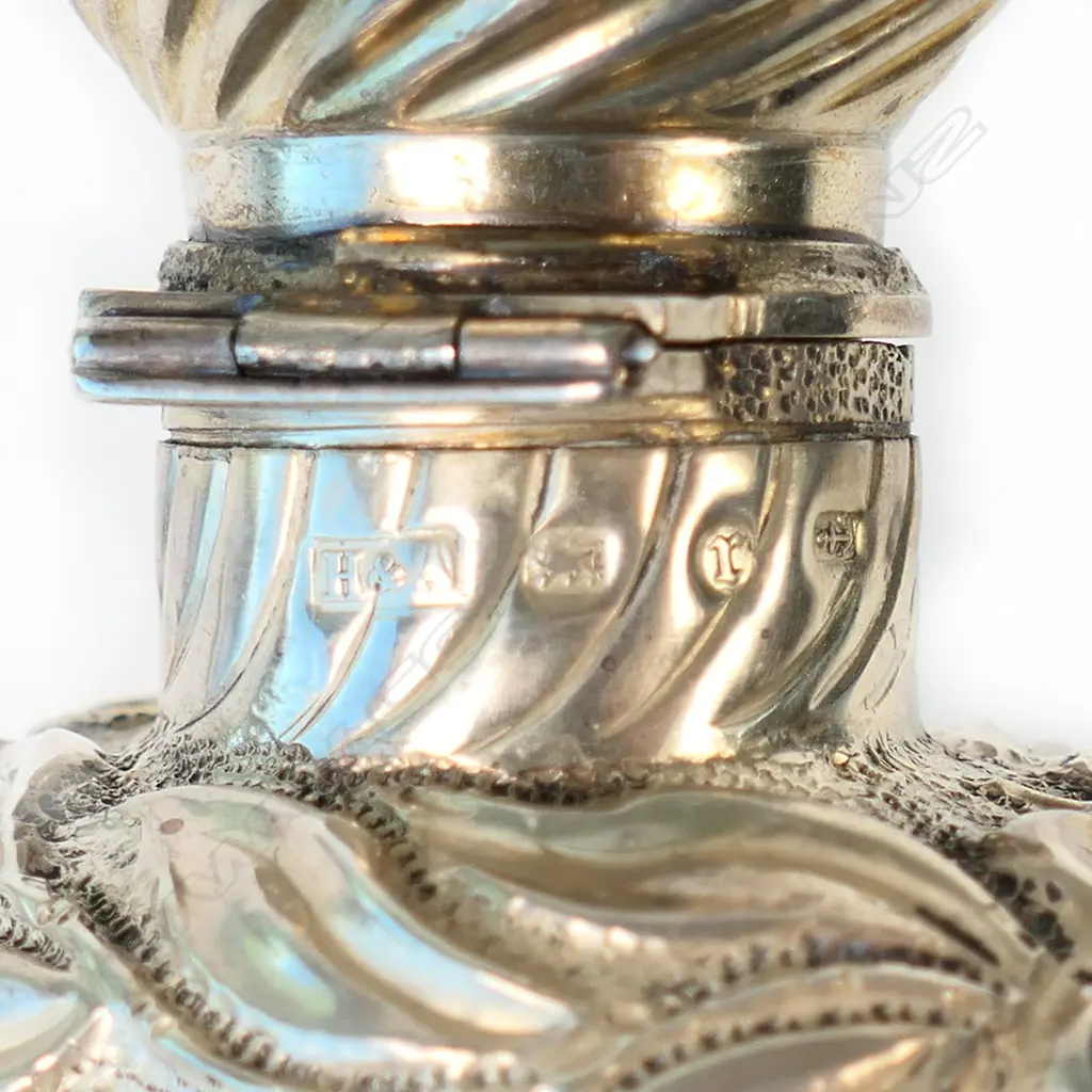 An impressive large Victorian silver perfume bottle, Image 1++