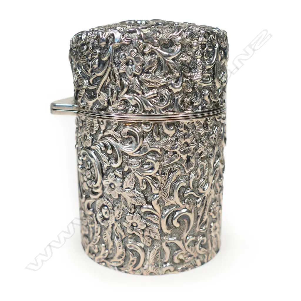 An Edwardian silver smelling salts bottle, Image 1++