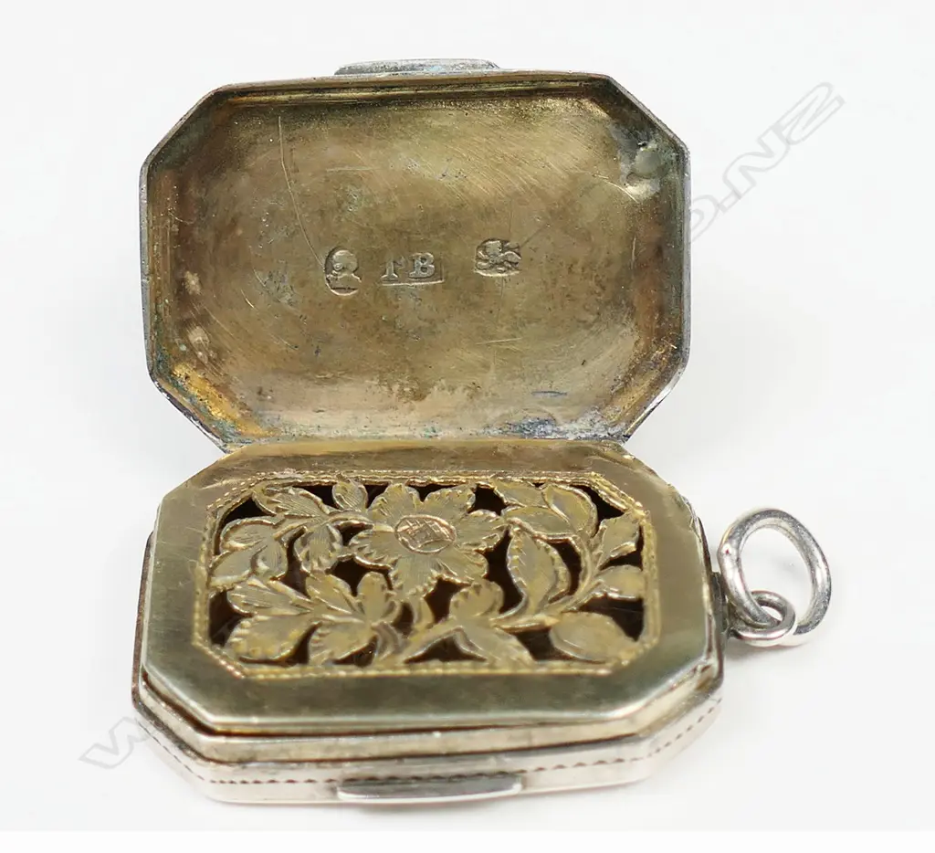 A George III silver vinaigrette, Image 1++