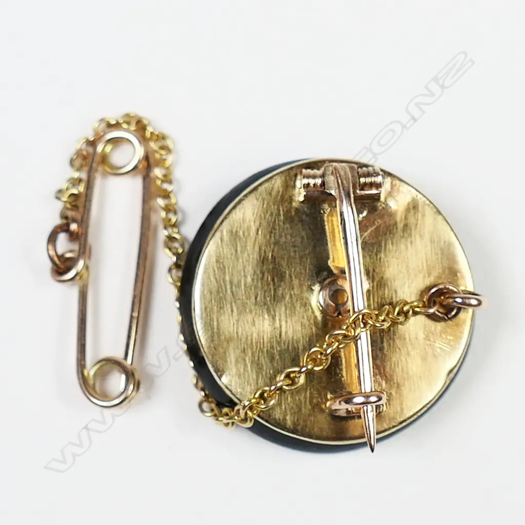An antique 18ct gold, onyx and diamond brooch, Image 1++