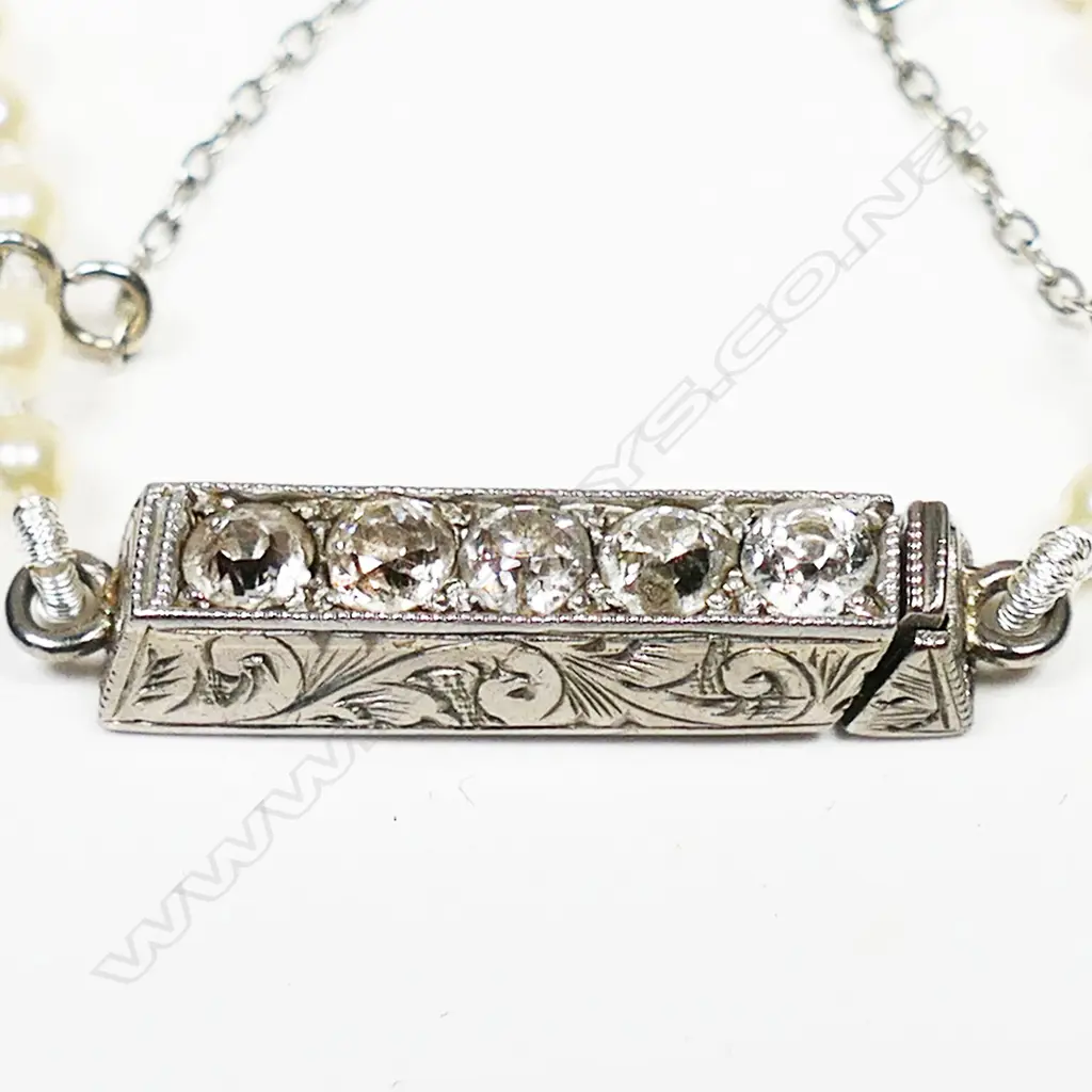 A single strand pearl necklace, Image 1++