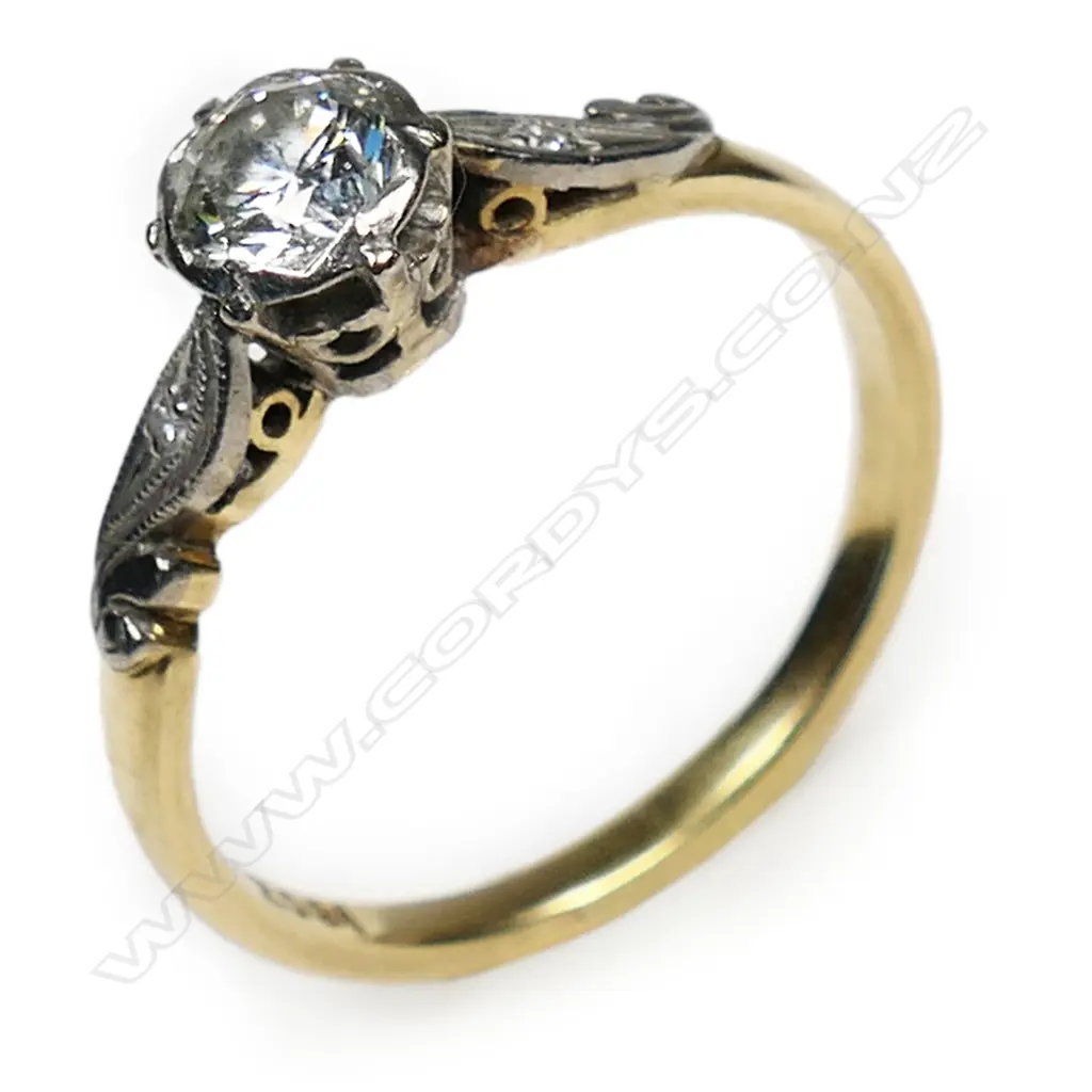 A vintage 18ct yellow gold and diamond solitaire ring, Image 1++