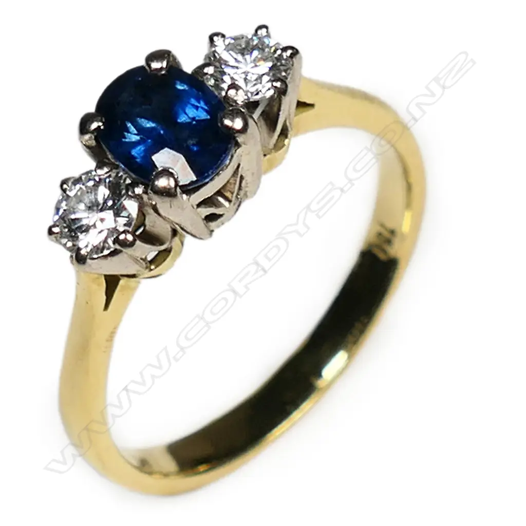 An 18ct yellow gold sapphire and diamond ring, Image 1++